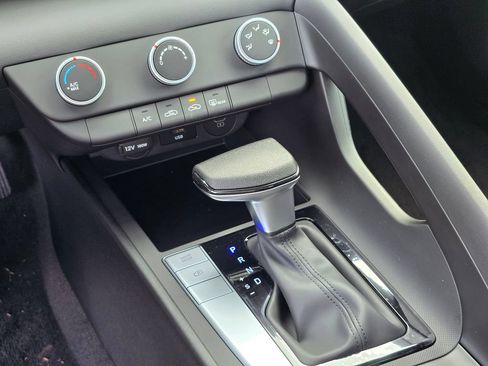 Certified 2025 Hyundai Elantra SE FWD image 22