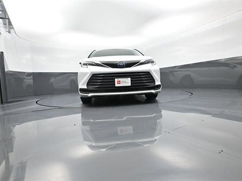 Certified 2022 Toyota Sienna LE FWD image 33