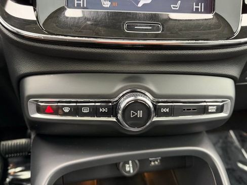 Used 2020 Volvo XC40 T5 Momentum image 21