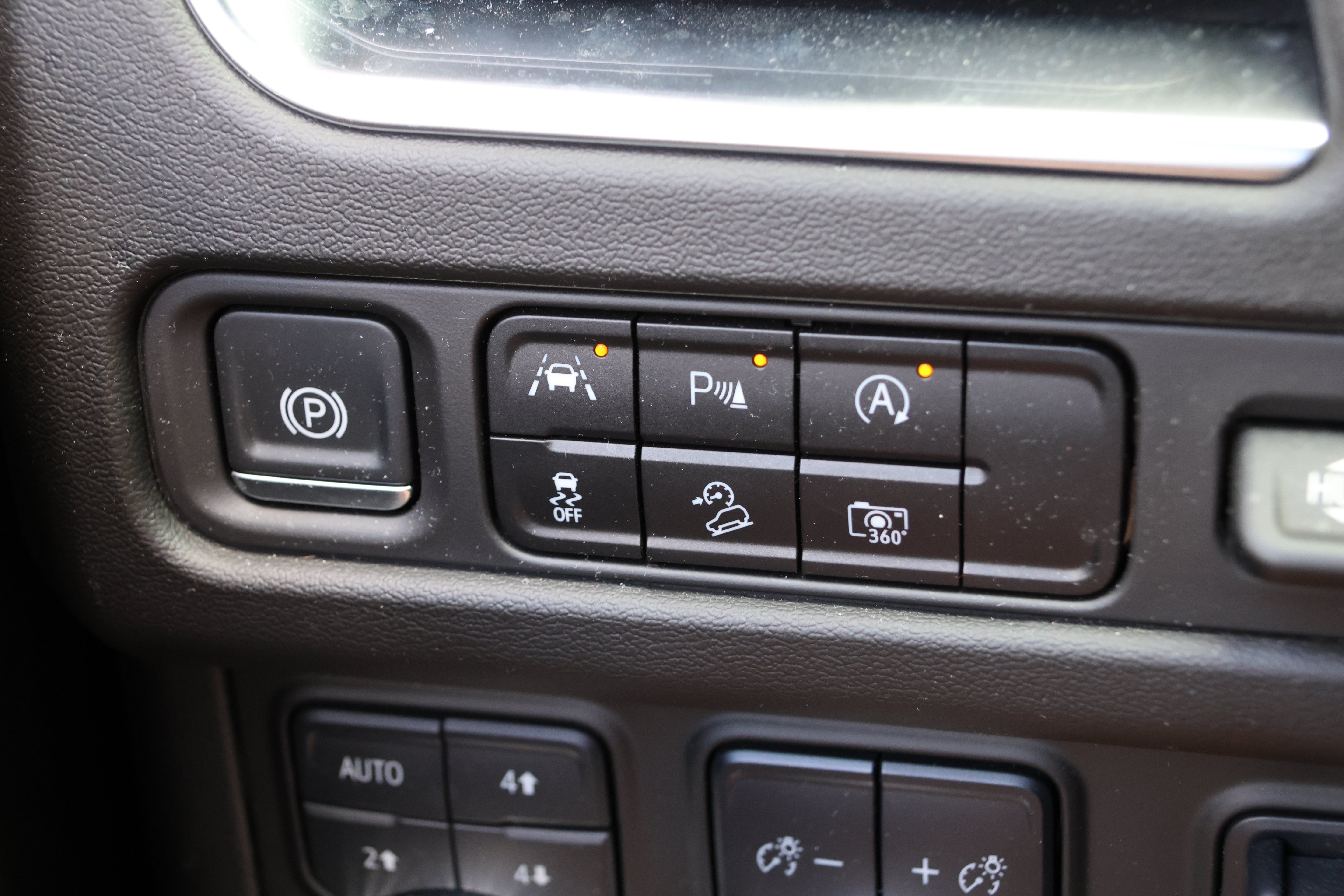 Used 2024 GMC Yukon AT4 w/ Technology Package AWD/4WD image 15