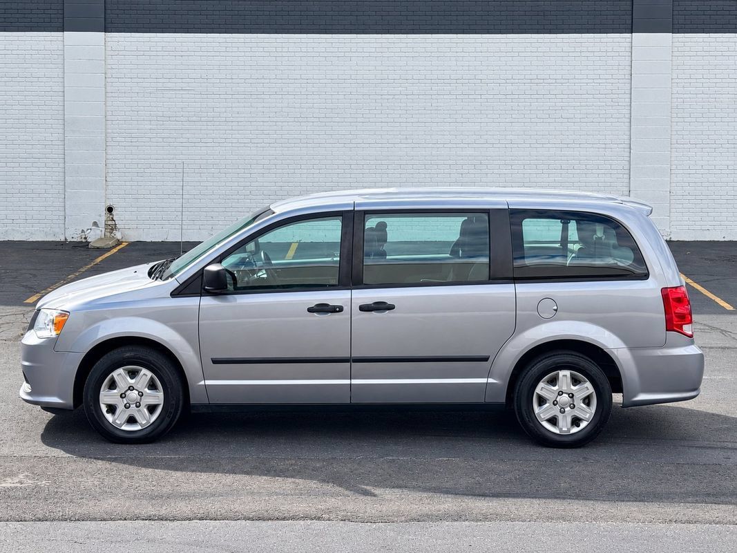 Used 2013 Dodge Grand Caravan American Value Package FWD image 2