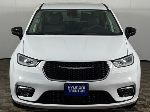 Used 2024 Chrysler Pacifica Touring-L image 12