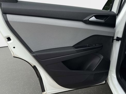 Certified 2022 Volkswagen Taos SEL w/ Panoramic Sunroof Package image 11