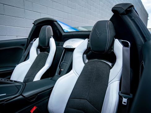 Used 2021 Chevrolet Corvette Stingray Premium Conv w/ Z51 Performance Package image 10