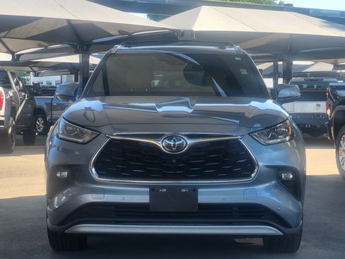 Used 2021 Toyota Highlander Platinum AWD/4WD image 2