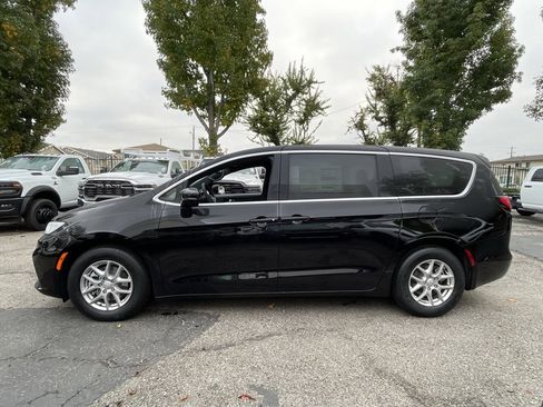 New 2026 Chrysler Pacifica Select image 2