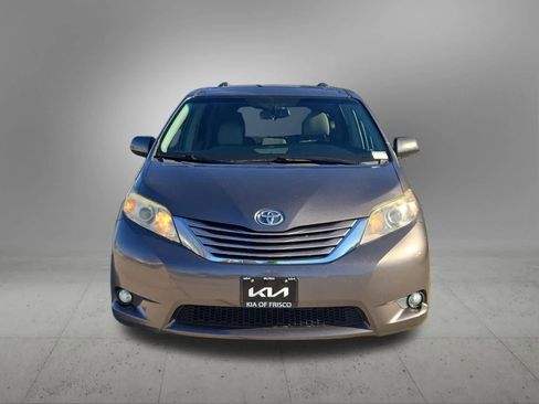 Used 2017 Toyota Sienna XLE image 9