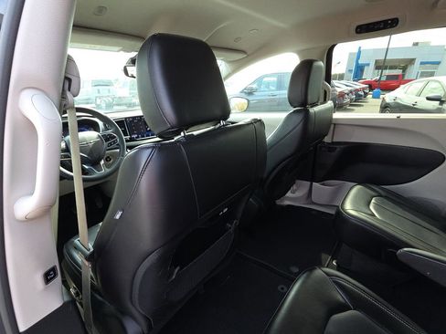 Used 2023 Chrysler Pacifica Touring-L FWD image 26