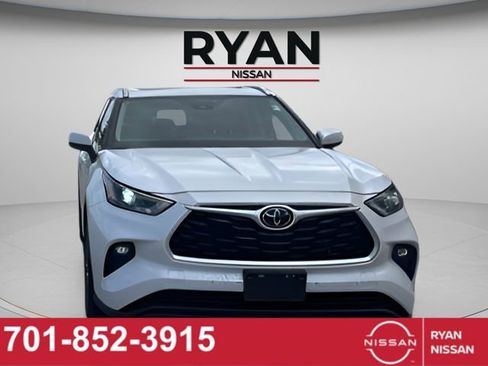 Used 2022 Toyota Highlander XLE AWD/4WD image 4