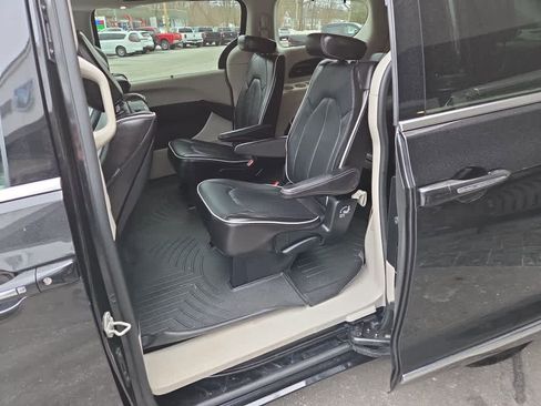 Used 2023 Chrysler Pacifica Limited w/ Uconnect Theater Family Group image 4