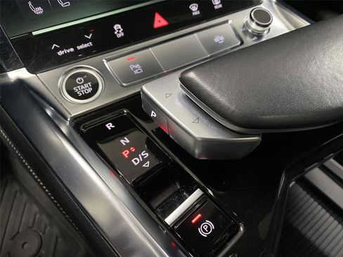 Used 2023 Audi e-tron Premium Plus w/ Premium Plus Package AWD/4WD image 26