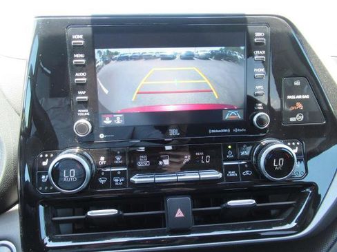 Used 2021 Toyota Highlander Limited FWD image 29