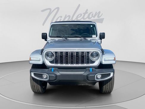 Used 2024 Jeep Wrangler Unlimited Sahara w/ Technology Group AWD/4WD image 2