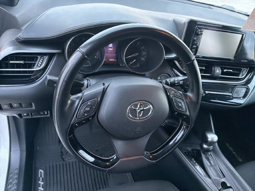 Used 2018 Toyota C-HR XLE FWD image 16