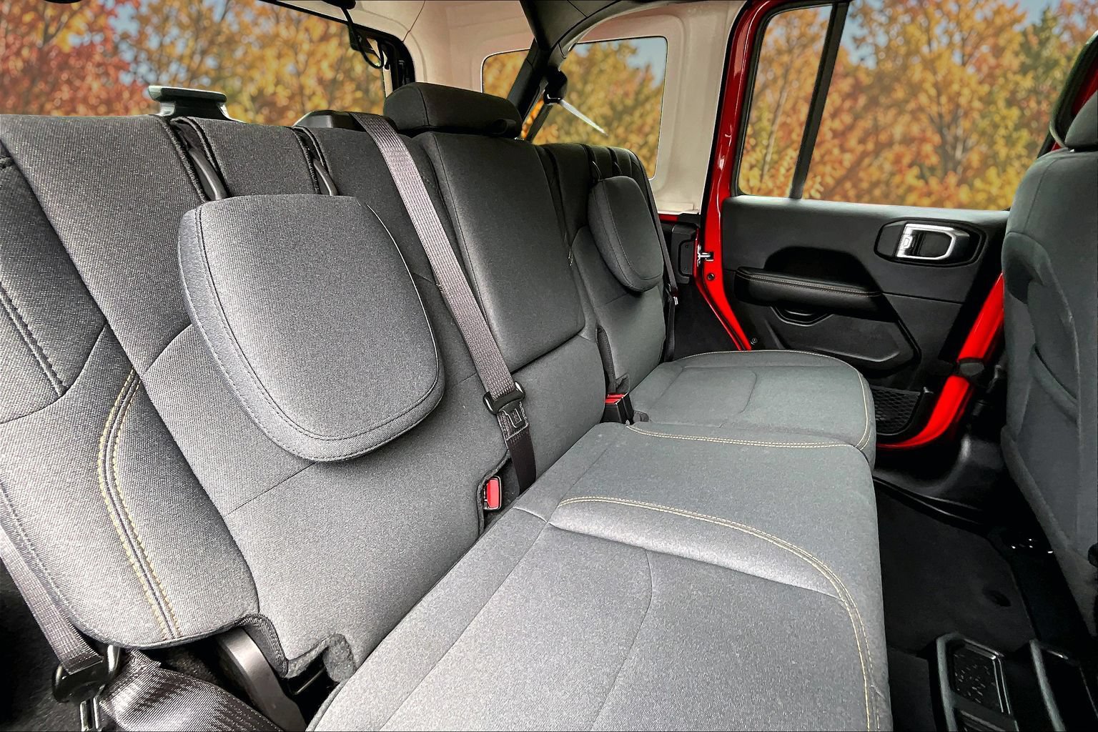 Used 2025 Jeep Wrangler Unlimited Sahara AWD/4WD image 30