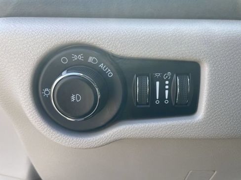 Used 2023 Chrysler Pacifica Touring-L FWD image 34