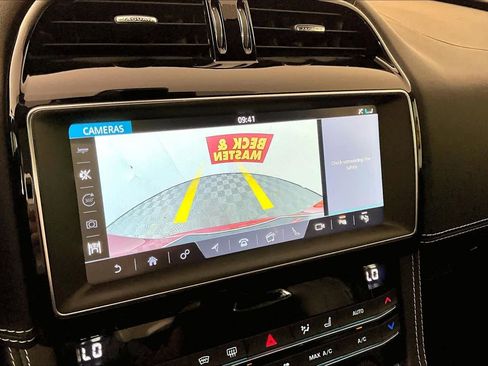 Used 2020 Jaguar F-PACE SVR image 25