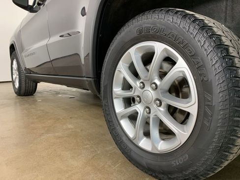 Used 2021 Jeep Grand Cherokee Laredo w/ Security & Convenience Group AWD/4WD image 14