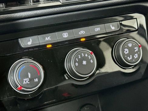 Certified 2023 Volkswagen Taos SE FWD image 19
