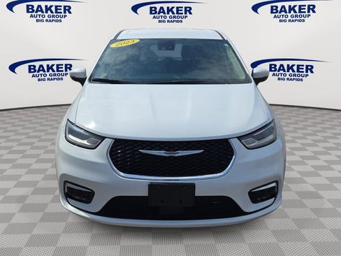 Used 2023 Chrysler Pacifica Touring-L FWD image 2