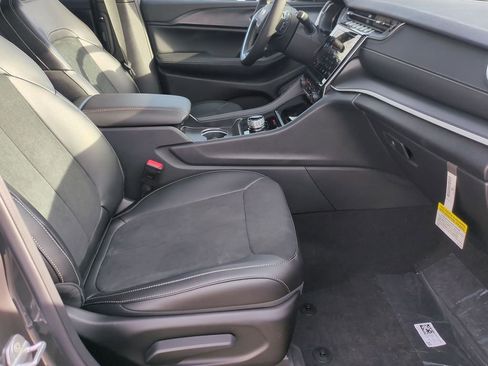 New 2025 Jeep Grand Cherokee L Altitude image 23