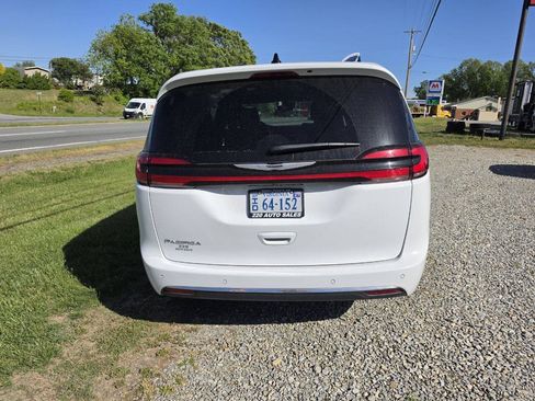 Used 2025 Chrysler Pacifica Select FWD image 4