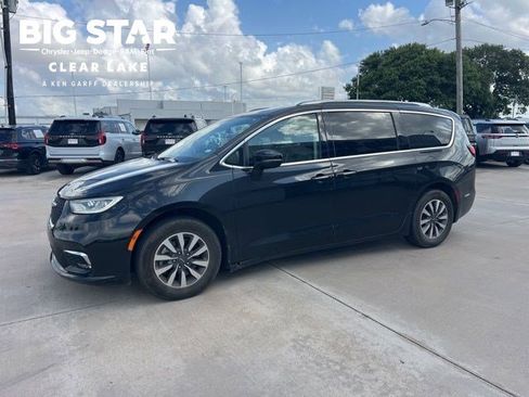 Used 2021 Chrysler Pacifica Touring-L FWD image 1