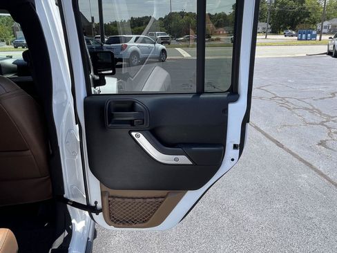 Used 2018 Jeep Wrangler Unlimited Rubicon w/ Connectivity Group AWD/4WD image 34