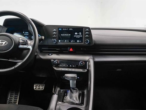 Used 2025 Hyundai Elantra Sport image 13