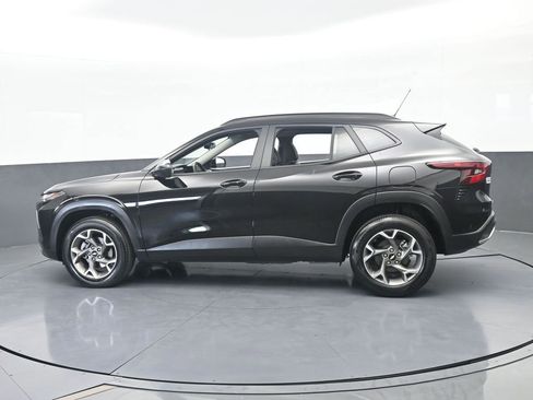 Used 2025 Chevrolet Trax LT w/ Driver Confidence Package FWD image 3