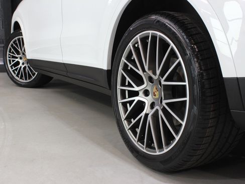 Used 2022 Porsche Cayenne Platinum Edition image 19