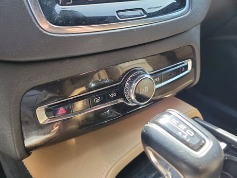 Used 2017 Volvo XC90 T6 Momentum w/ Vision Package image 20