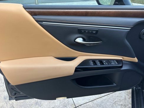 Used 2025 Lexus ES 300h w/ Premium Package image 18