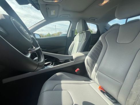 Used 2025 Hyundai Elantra Limited FWD image 25