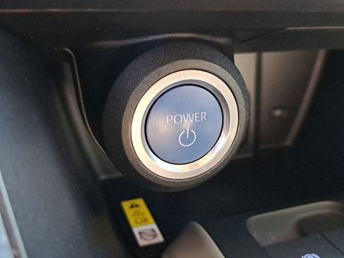 Used 2022 Toyota Venza LE image 28