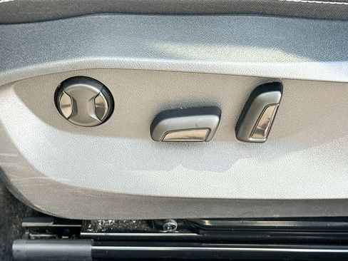 Used 2023 Volkswagen Taos SE w/ Panoramic Sunroof Package FWD image 24
