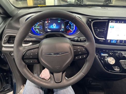 Used 2022 Chrysler Pacifica Touring-L w/ Uconnect Theater Family Group image 27