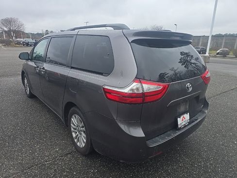Used 2017 Toyota Sienna XLE Premium image 7