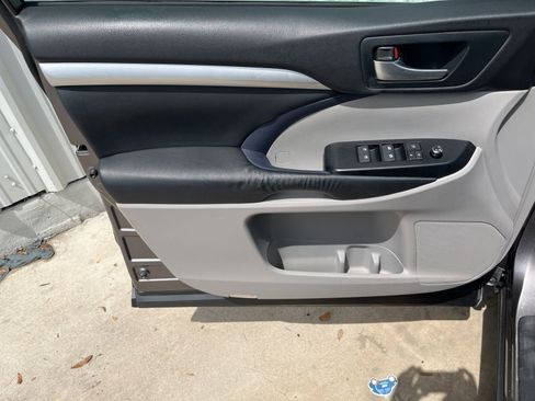 Used 2015 Toyota Highlander XLE FWD image 11