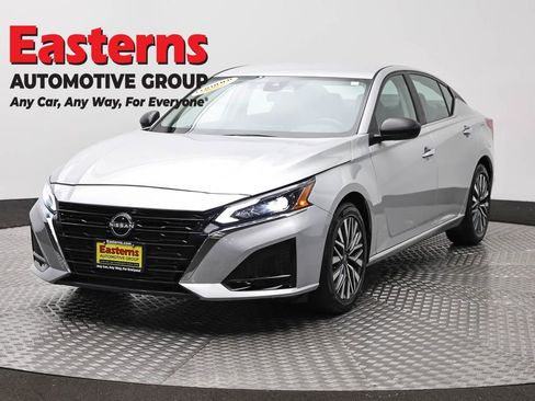 Used 2024 Nissan Altima 2.5 SV FWD image 1