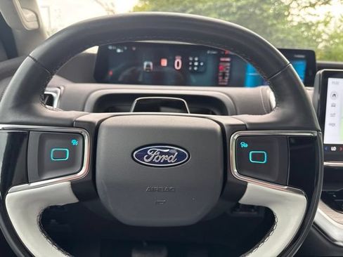 Used 2025 Ford Expedition Platinum w/ Driver's Package AWD/4WD image 12