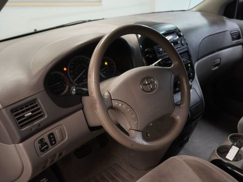 Used 2004 Toyota Sienna FWD image 6