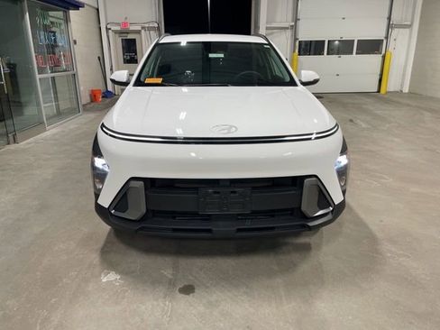 Used 2025 Hyundai Kona SEL image 2