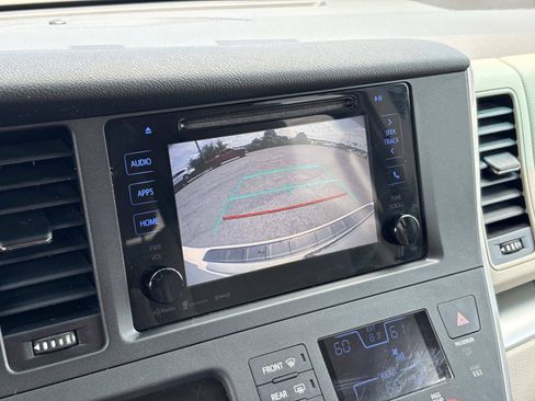 Used 2017 Toyota Sienna LE AWD/4WD image 24