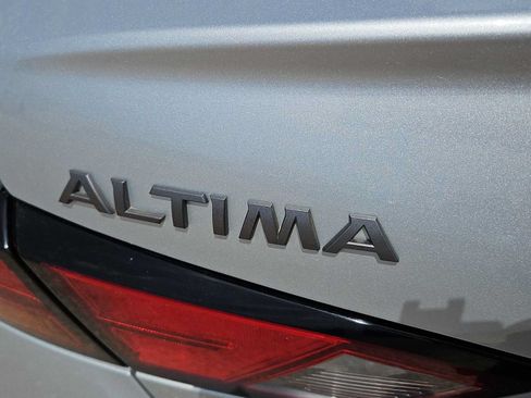 Used 2024 Nissan Altima 2.5 SV FWD image 11