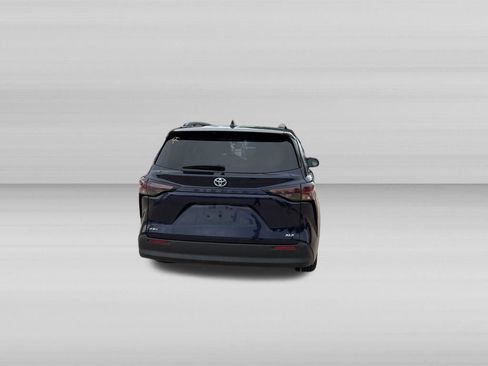 Used 2025 Toyota Sienna XLE FWD image 6