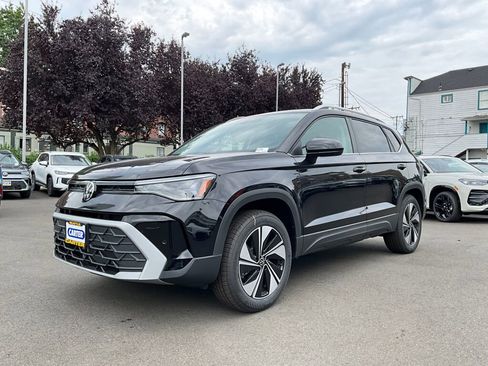 New 2025 Volkswagen Taos SE image 3