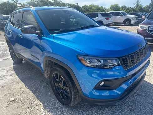 Used 2025 Jeep Compass Latitude w/ Altitude Special Edition AWD/4WD image 3