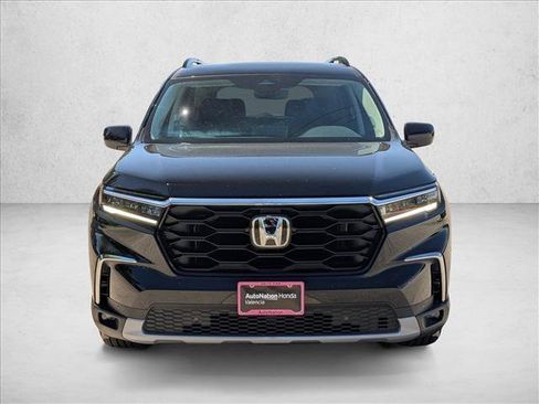 Used 2025 Honda Pilot Touring image 2