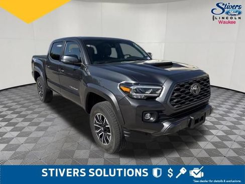 Used 2022 Toyota Tacoma TRD Sport w/ TRD Premium Sport Package AWD/4WD image 3